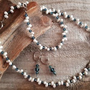 Freshwater pearls and crystals jewelry set